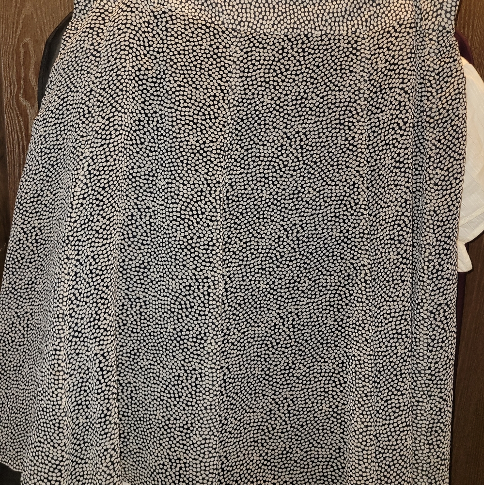 Liz & Co lined knee length skirt. Flowing, side zip, Size 14 dark blue and white